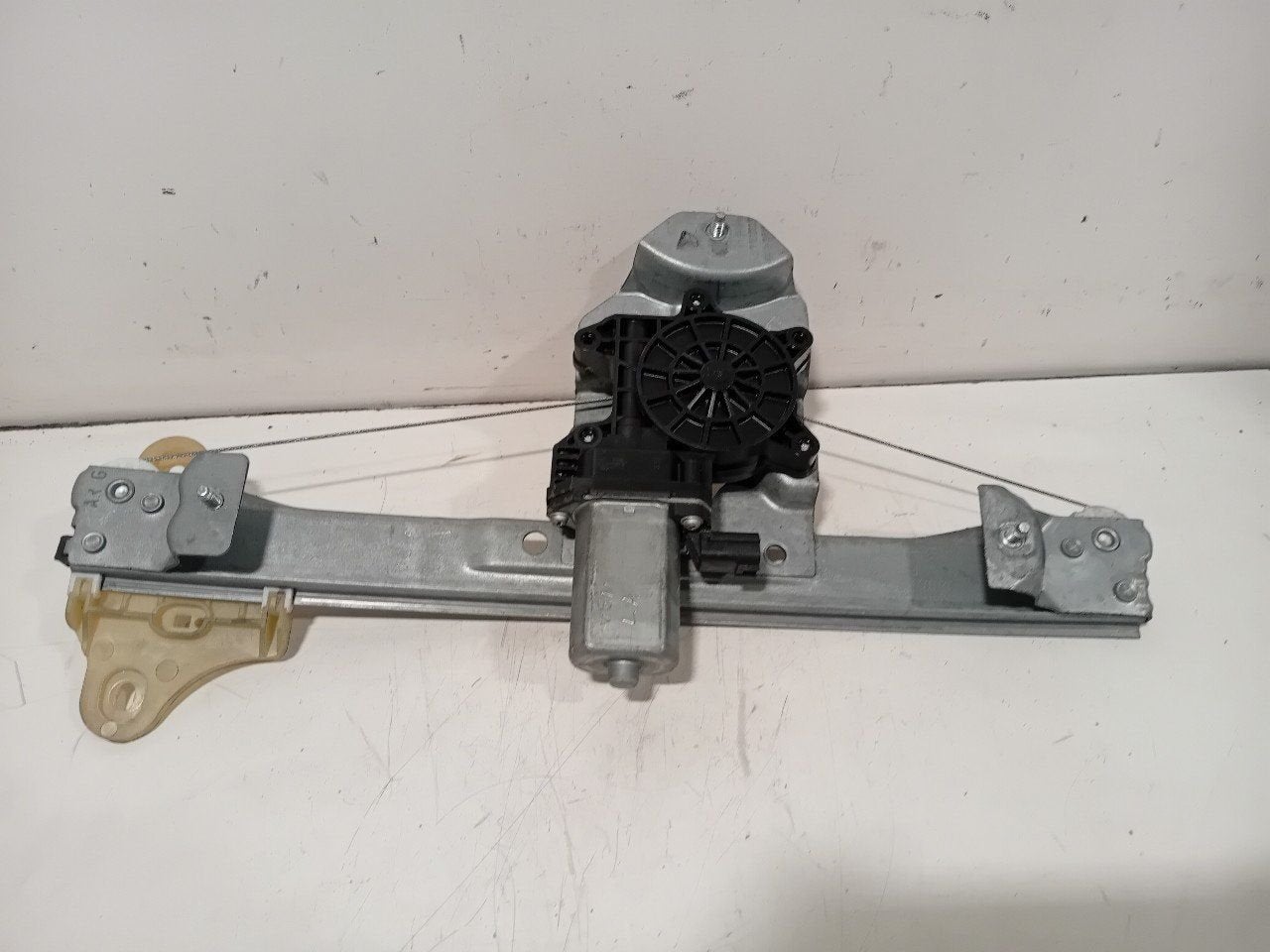 Raammechaniek links achter Renault Clio, Onderdelen@venauto.nl, Van der Ven Autorecycling B.V., Gebruikt, Ettenseweg 76, 4706 PB Roosendaal, The Netherlands