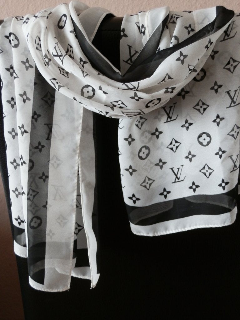 Louis Vuitton logo sjaal. Zijde., Kleding | Dames, Mutsen, Sjaals en Handschoenen, Zo goed als nieuw, Sjaal, Ophalen of Verzenden