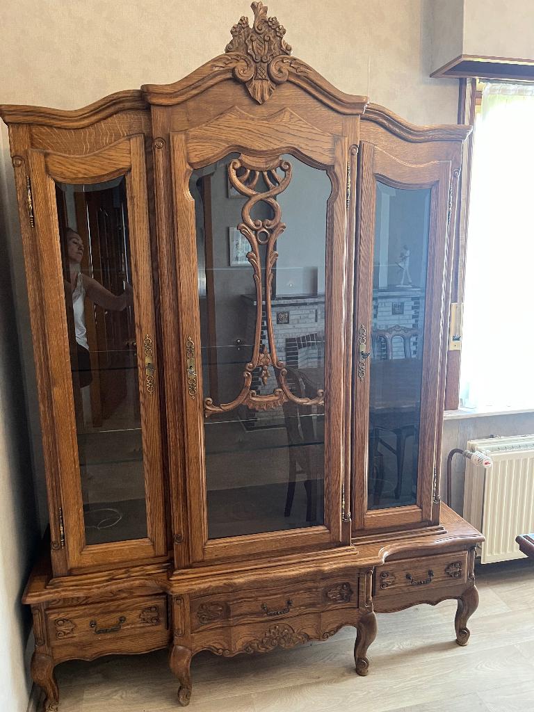 Eiken tafel, vitrinekast en kastje, Ophalen