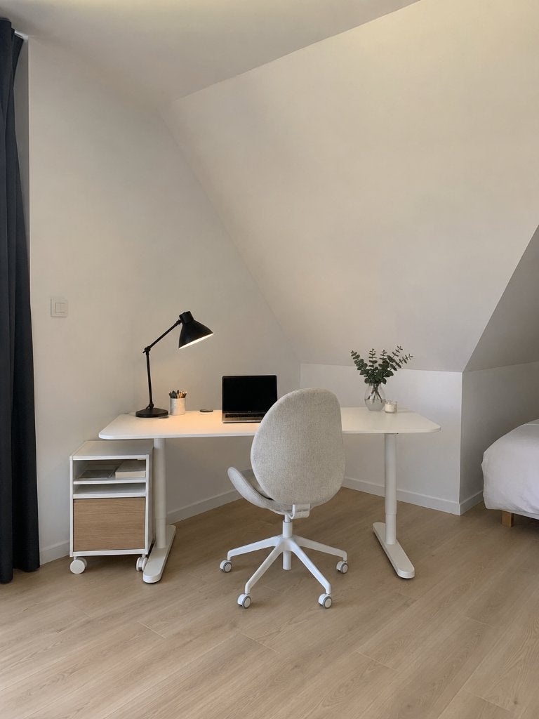 Bureau Bekant IKEA wit en opbergmeubel op wieltjes, Maison & Meubles, Bureaux, Comme neuf, Bureau d'ordinateur, IKEA, Scandinave