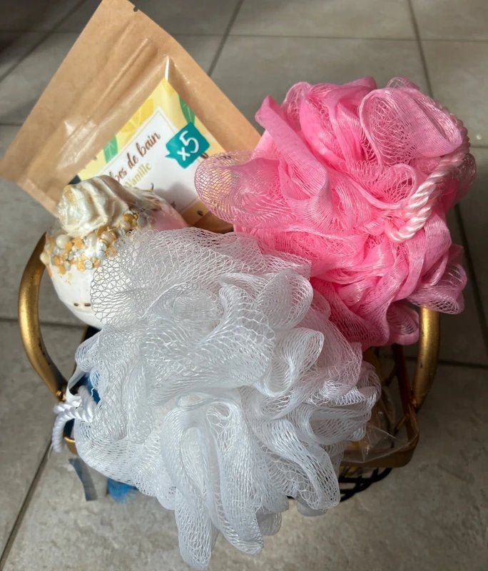 Lot 6 soins du corps avec fleur éponge/bain + panier - neuf, Kleding | Dames, Ophalen of Verzenden, Zo goed als nieuw, Goud