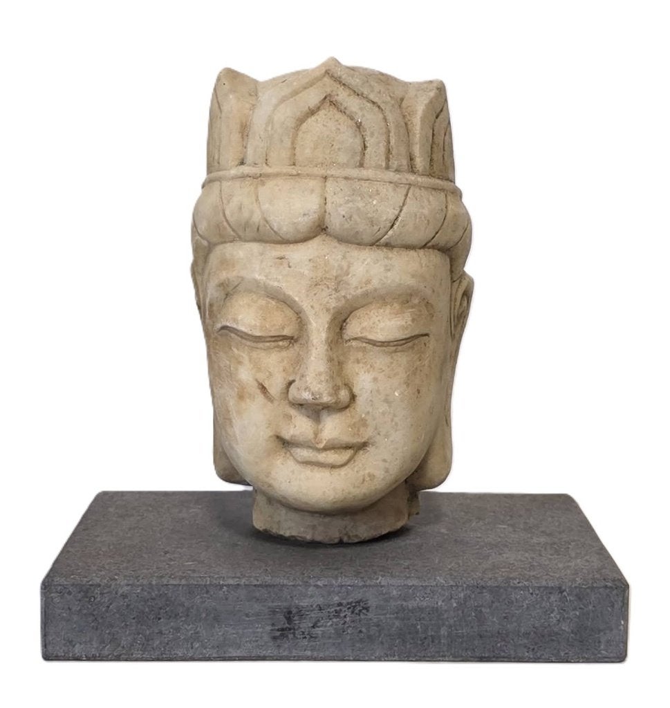 Bouddha en marbre sur un piédestal., Antiquités & Art, Curiosités & Brocante, Enlèvement ou Envoi