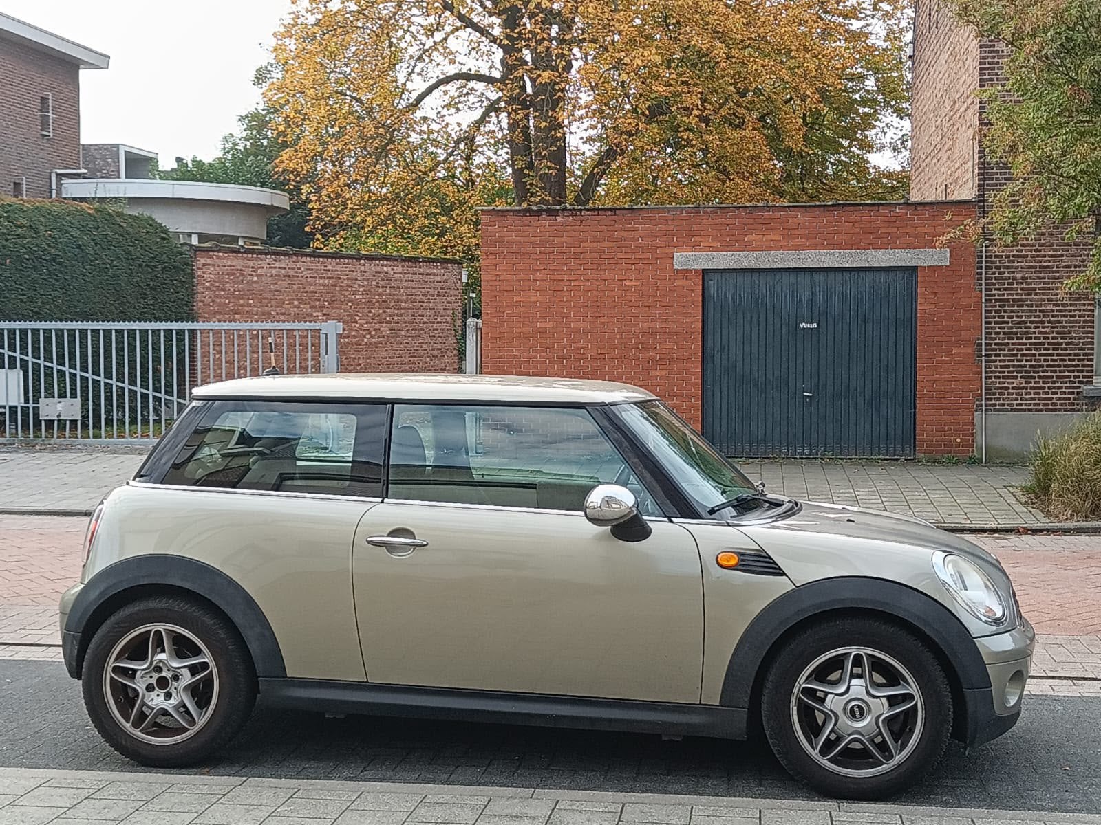 MINI ONE - 1.4 BENZINE - 2009 - 198.000KM EXPORT/HANDELAAR, Auto's, Stof, Zwart, Beige, Handgeschakeld