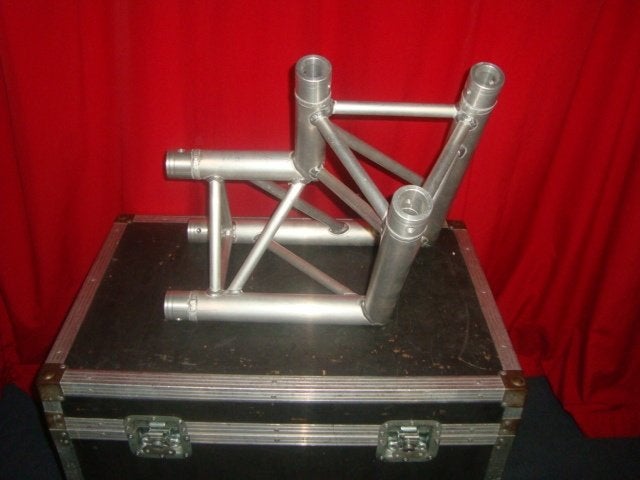 Utilisé : Global Truss F33, angle de 90, 50 cm, à 3 points, Musique & Instruments, Pieds, Enlèvement ou Envoi, Utilisé