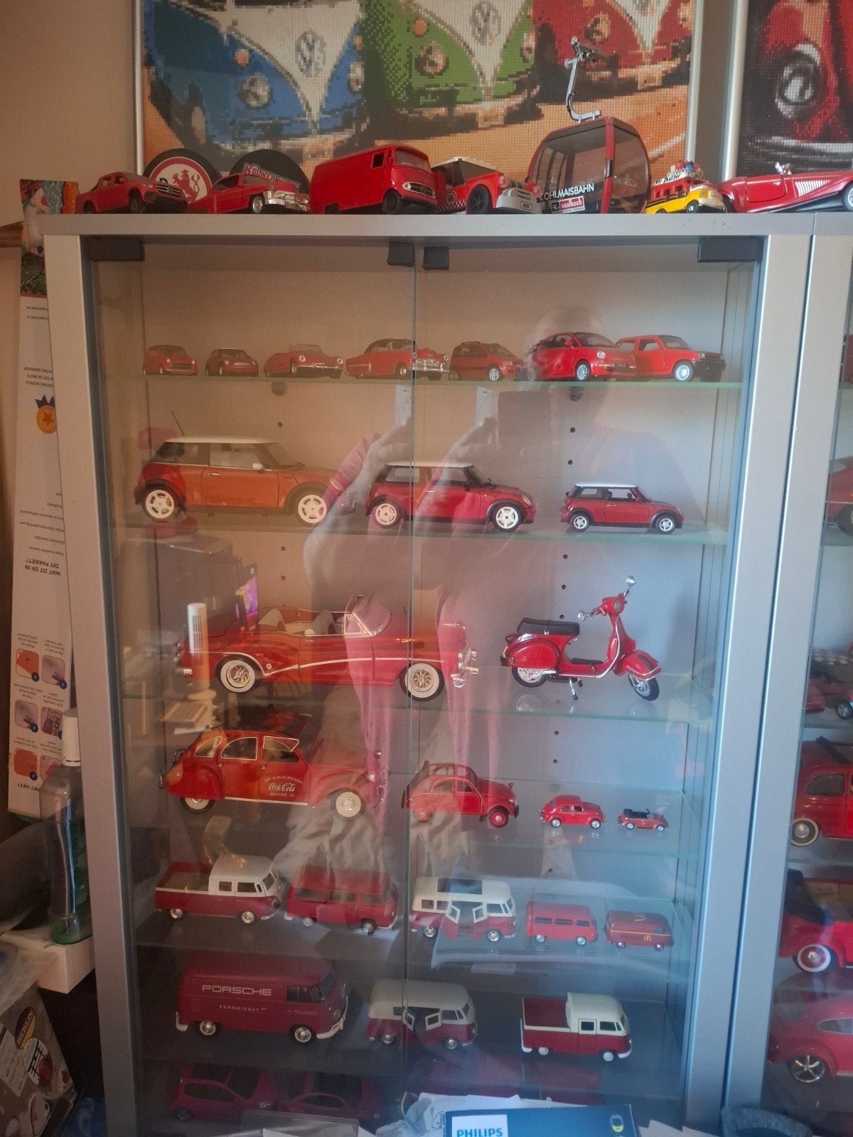 2 vitrine kasten met miniatuur autos, Ophalen, Zo goed als nieuw