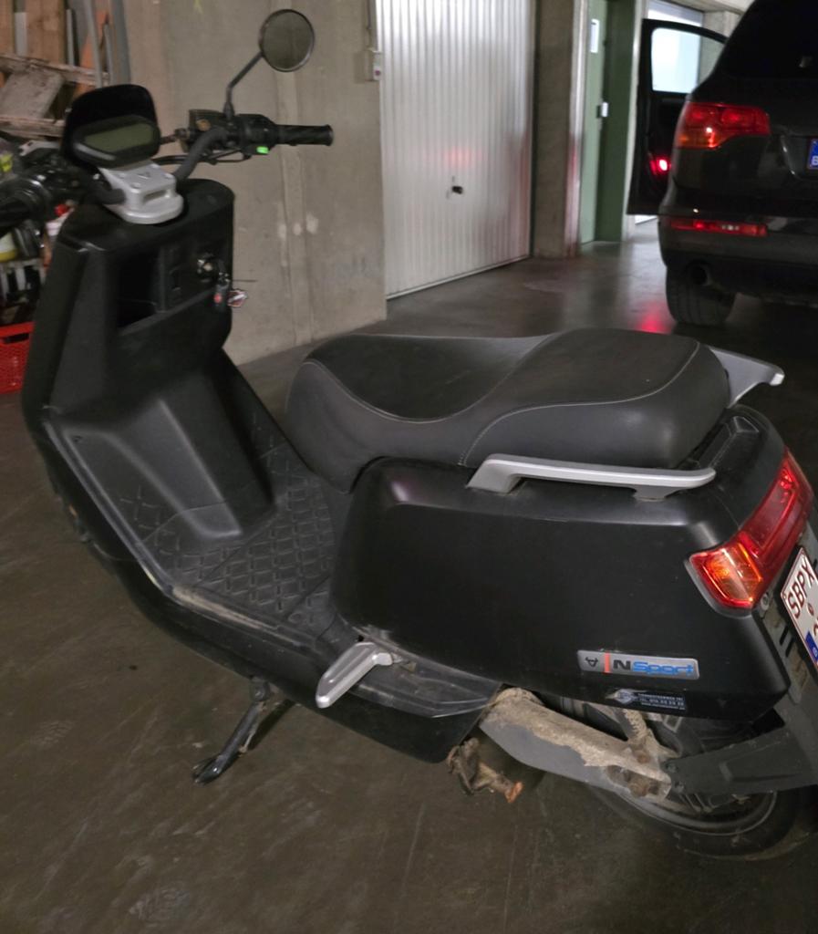 Scooter niu, Fietsen en Brommers, Ophalen, Gebruikt, Klasse B (45 km/u), Elektrisch