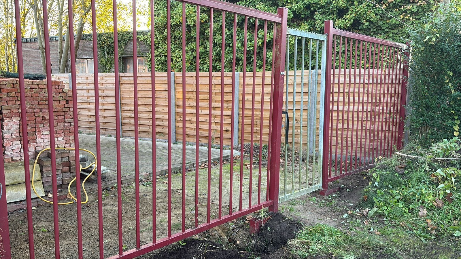 Metaal hekwerk met poortje en bevestigingspalen, Tuin en Terras, Ophalen, Met poort, Gebruikt, Tuinhek