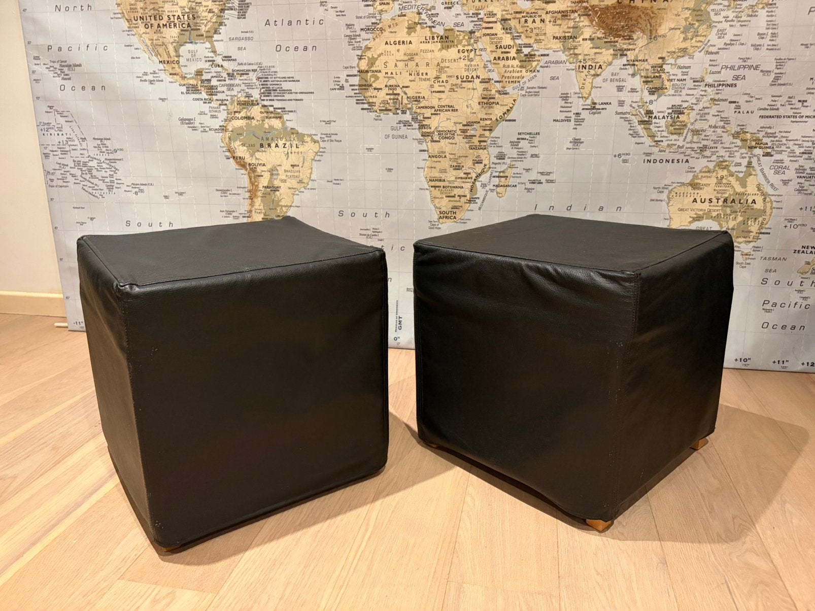 2 hockers/poufs IKEA en cuir noirs, Maison & Meubles, Bois, Enlèvement, Moins de 50 cm, Modern