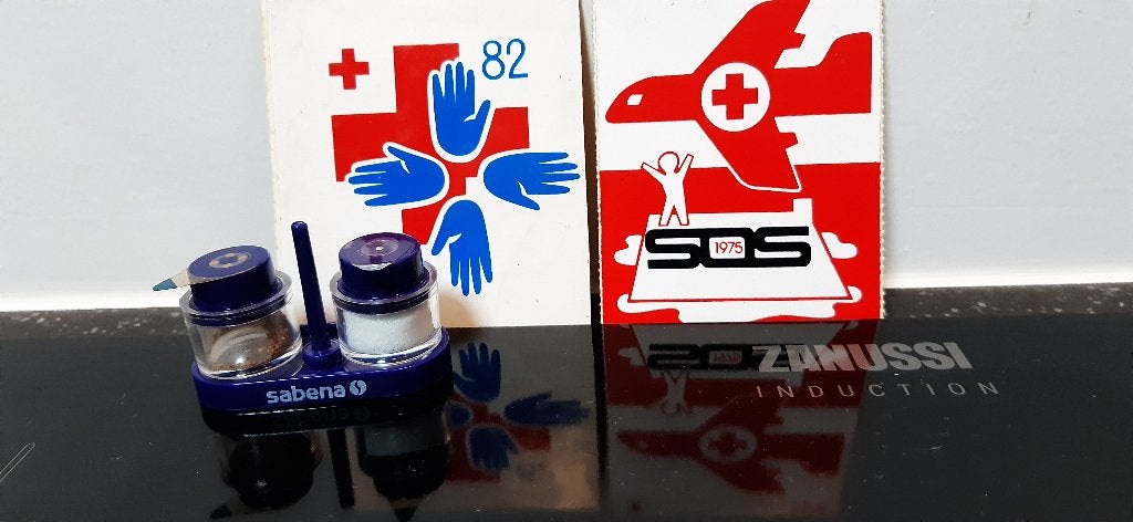 set à sel & poivre Sabena 5,5 cm +autocollant SOS 1975 +1982, Enlèvement ou Envoi, Comme neuf, Autres types