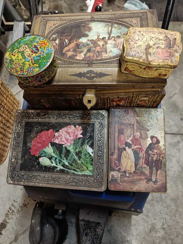 Vieilles boîtes en fer, Collections, Enlèvement