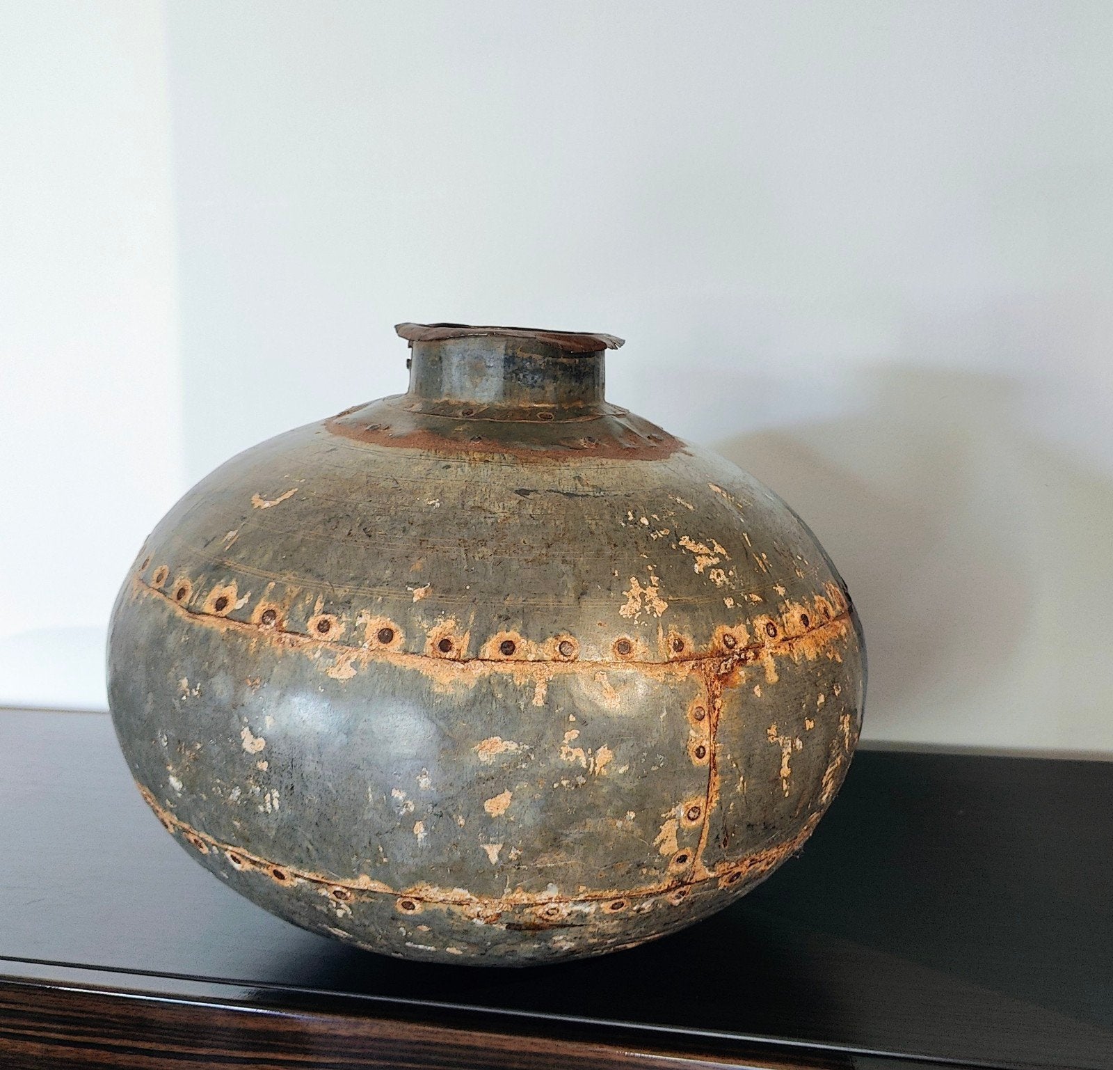 Antieke Indiase Matki Pot | Grote Metalen Nagori Kruik, Huis en Inrichting, Woonaccessoires | Vazen, Ophalen, Handgemaakt, Blauw