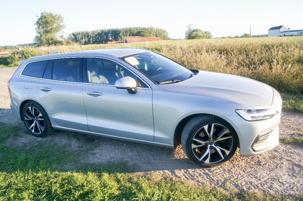Volvo V60 B3 Core Auto|Cuir|Caméra|Attelage|Entretien Volvo, Cuir, Argent ou Gris, Achat, 1800 kg