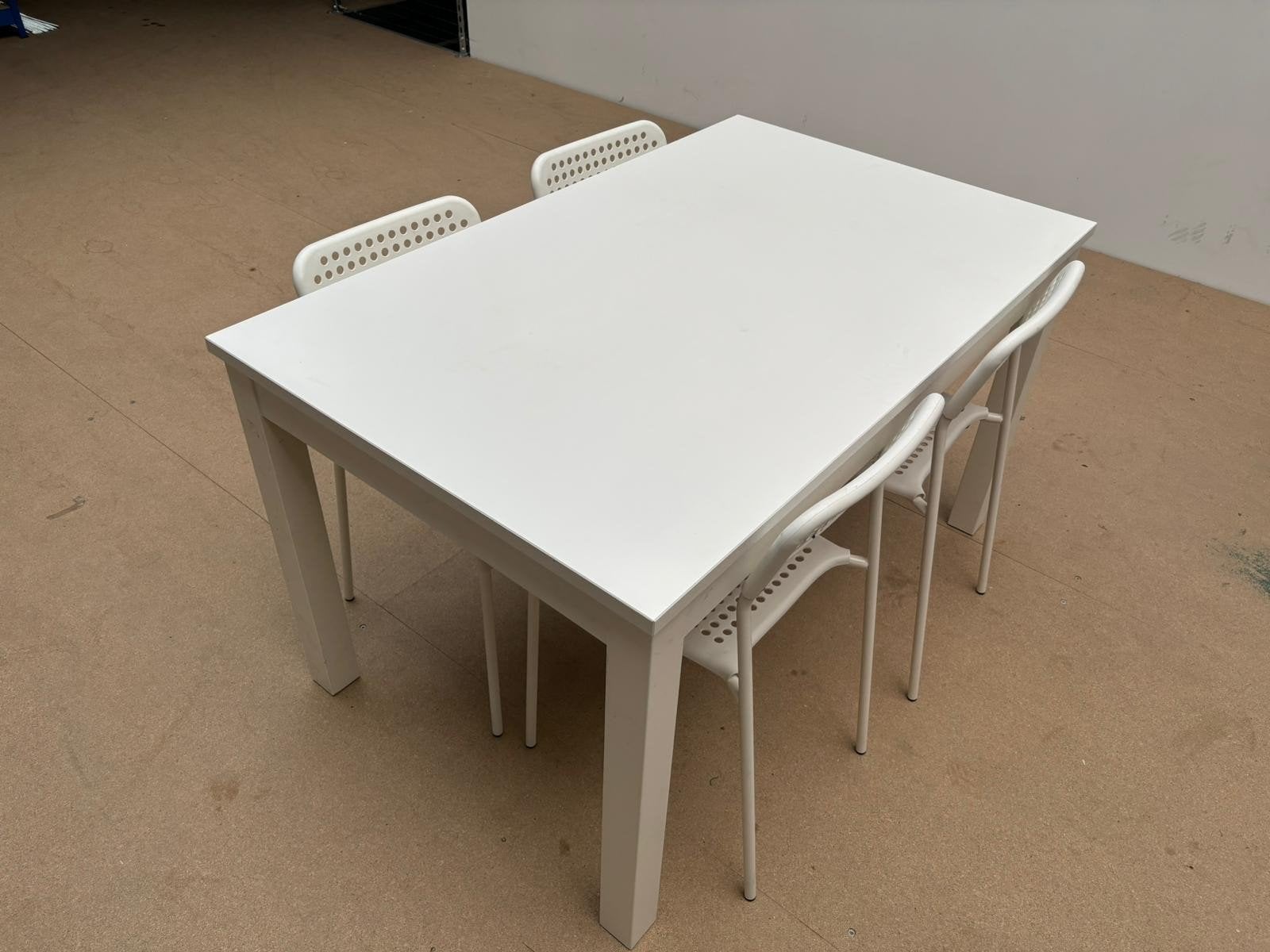 table extensible et 4 chaises, Maison & Meubles, Tables | Tables mange-debout, Enlèvement