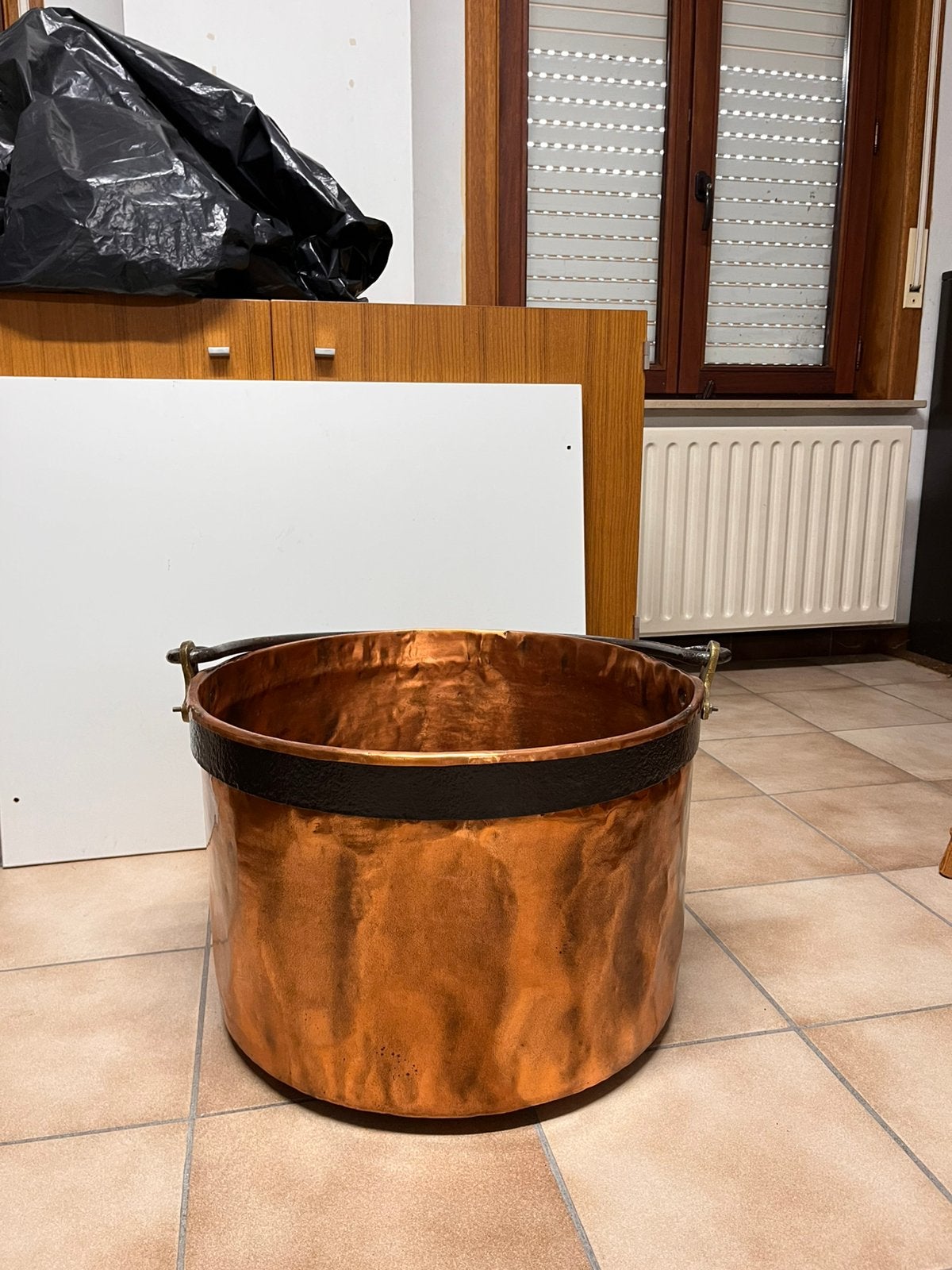 Grote oude koperen ketel Ø52 cm met ijzeren hengsel, Antiek en Kunst, Ophalen, Koper