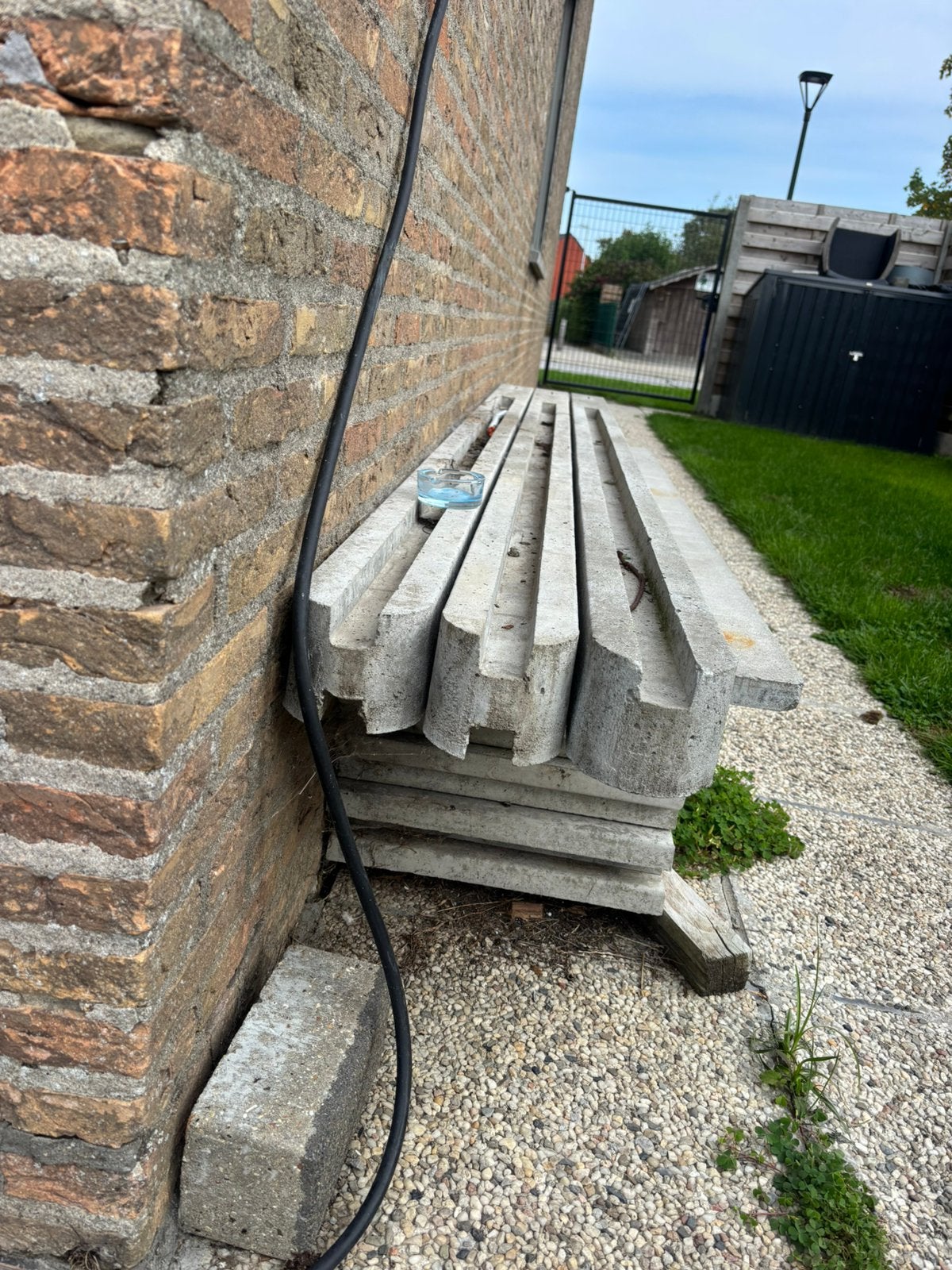Betonpaal en betonplaat, Ophalen, Zo goed als nieuw
