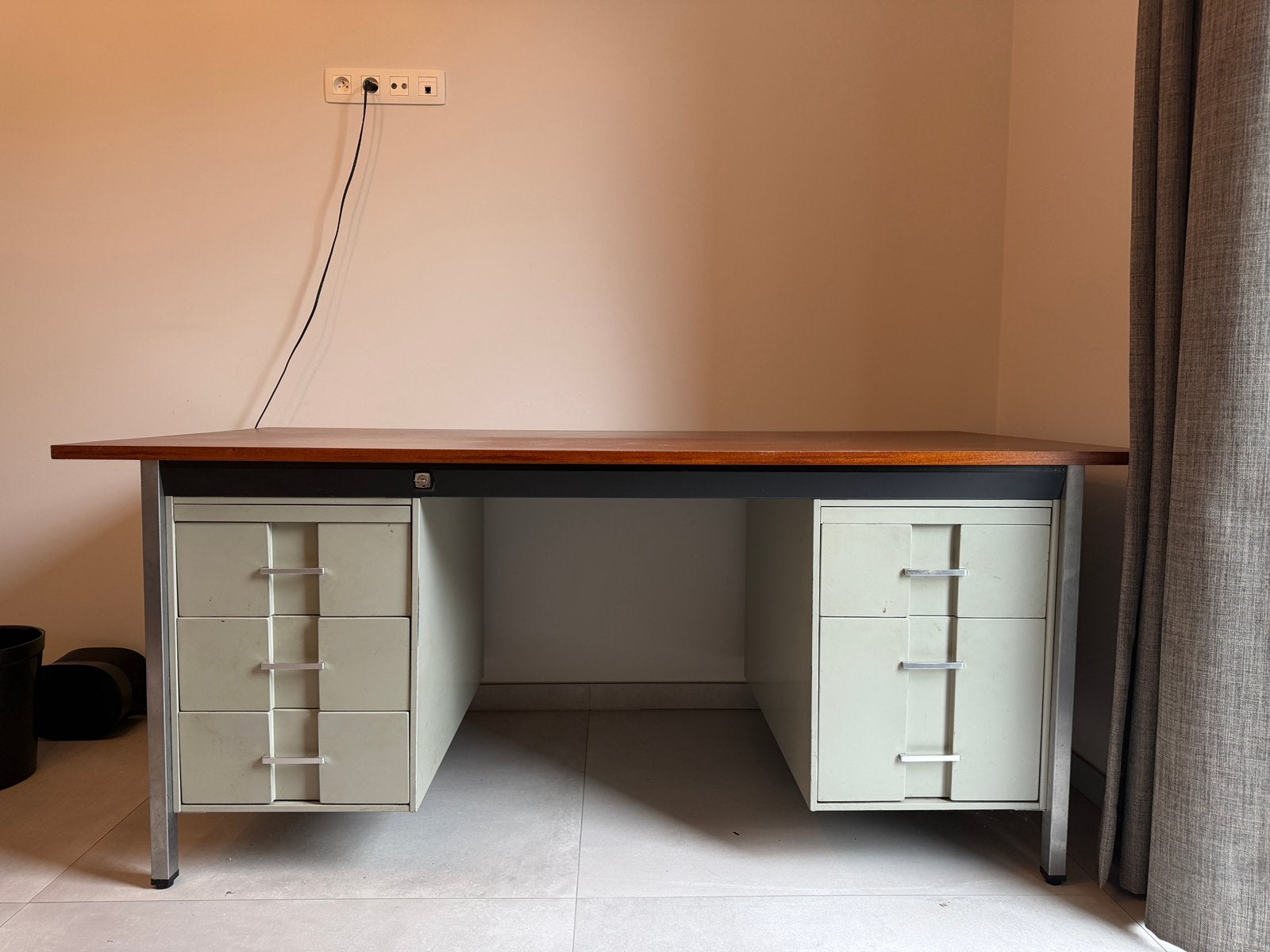 Bureau met metalen lades en houten bureaublad, Huis en Inrichting, Ophalen, Gebruikt, Met lades, 90 cm
