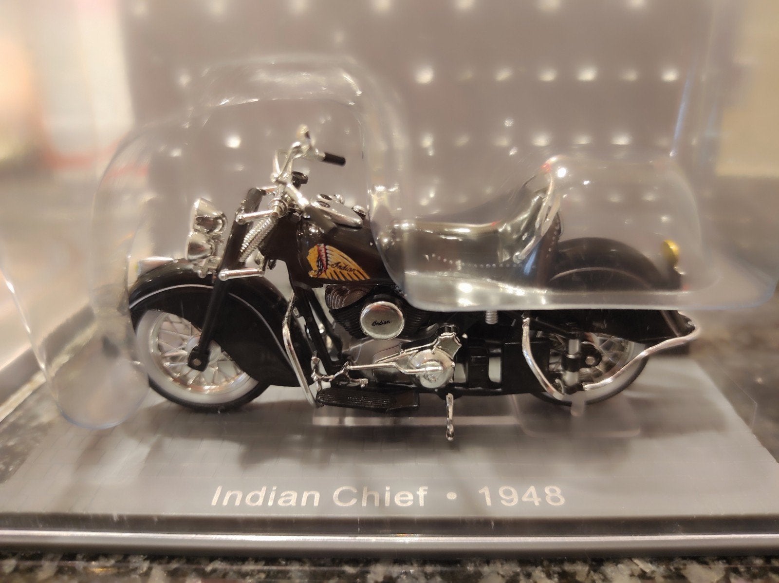 Indian Chief 1948 1:24 dans une vitrine, Enlèvement ou Envoi
