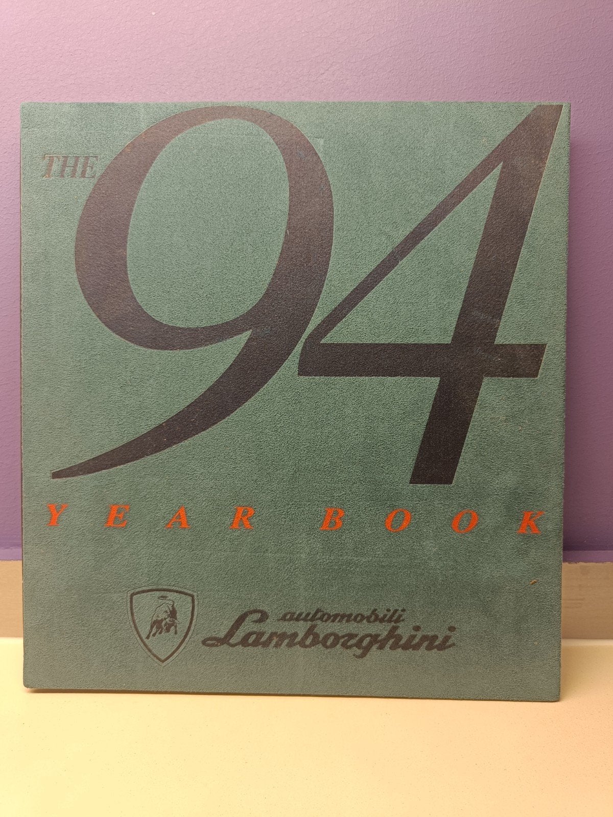 Officiële jaarboek Lamborghini 1994 met alcantara cover, Ophalen, Zo goed als nieuw, Overige merken, Lamborghini Automobili