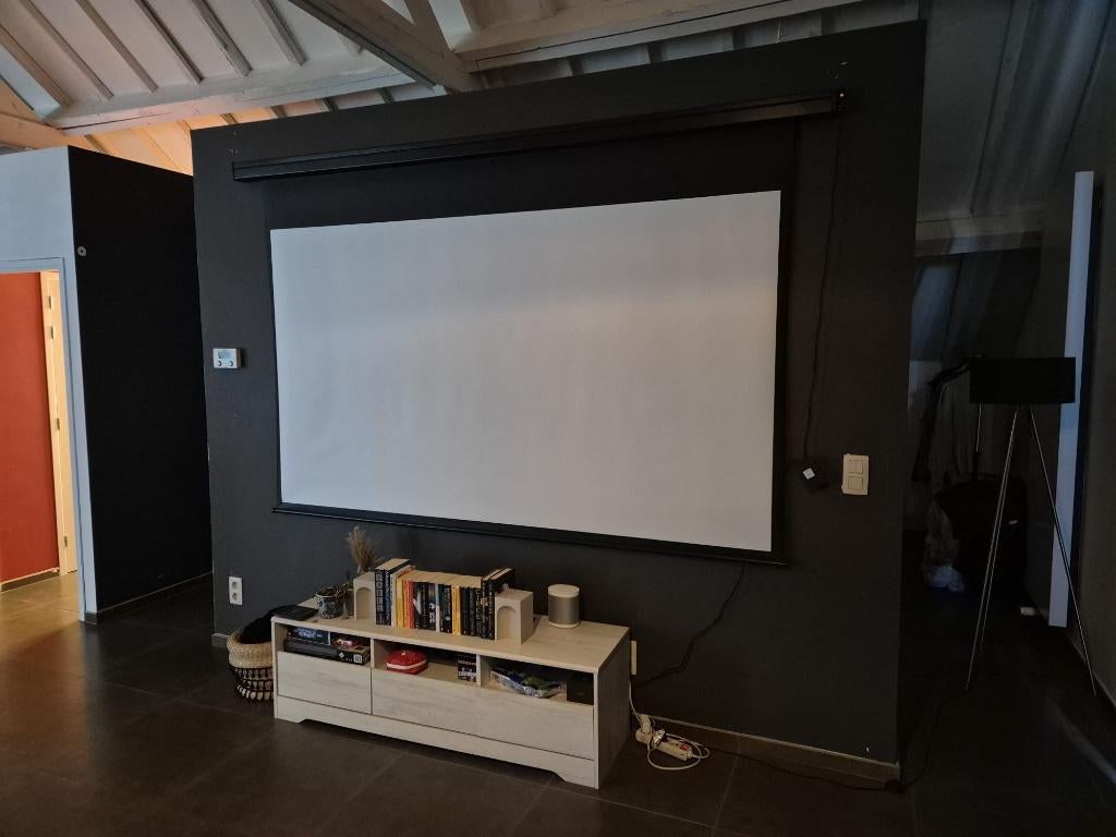 Elektrisch projectiescherm met afstandsbediening, Ophalen, Elektrisch, Zo goed als nieuw