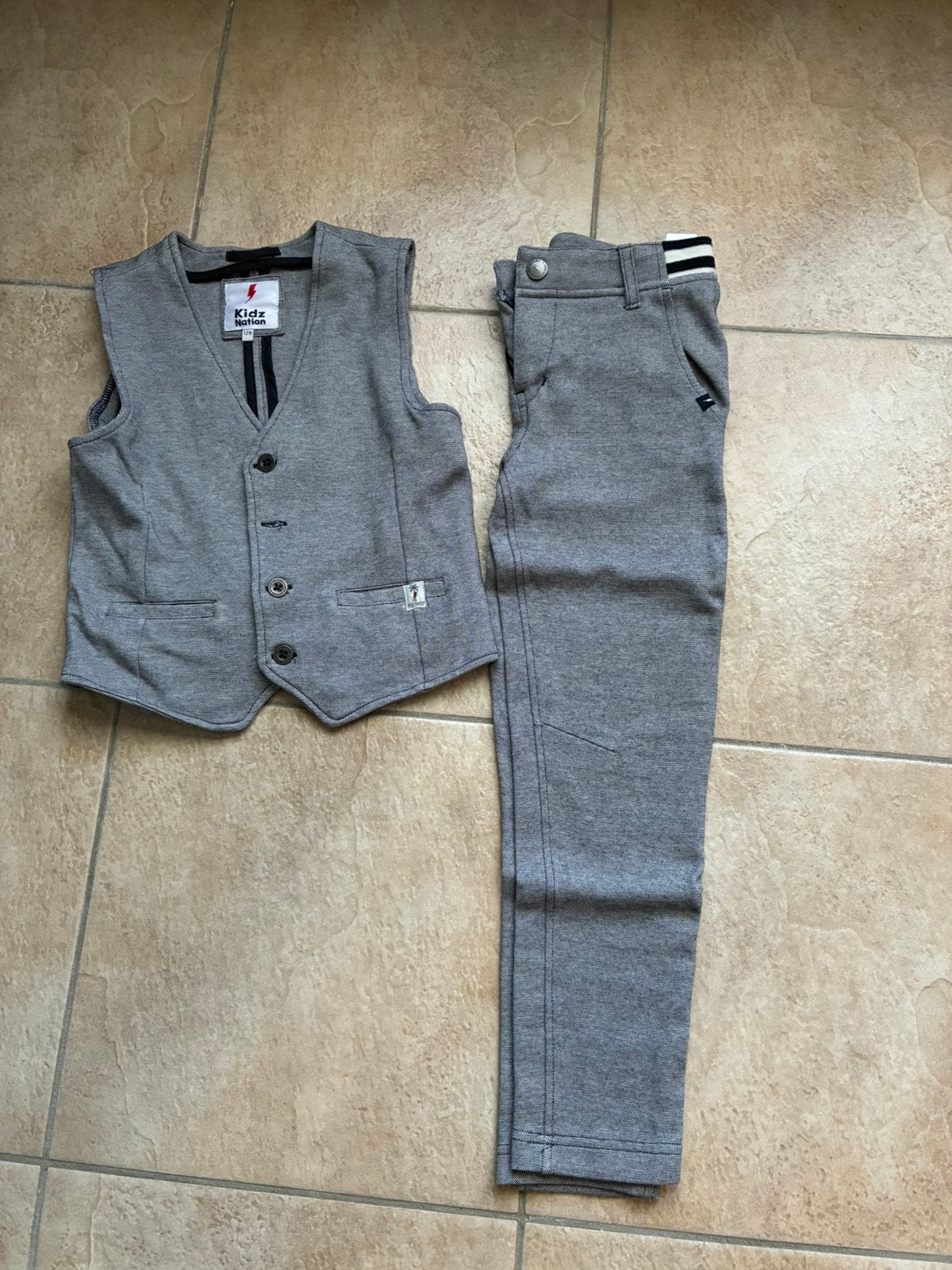 Kostuum jongen, Kinderen en Baby's, Kinderkleding | Maat 128, Ophalen, Zo goed als nieuw, Jongen, Setje
