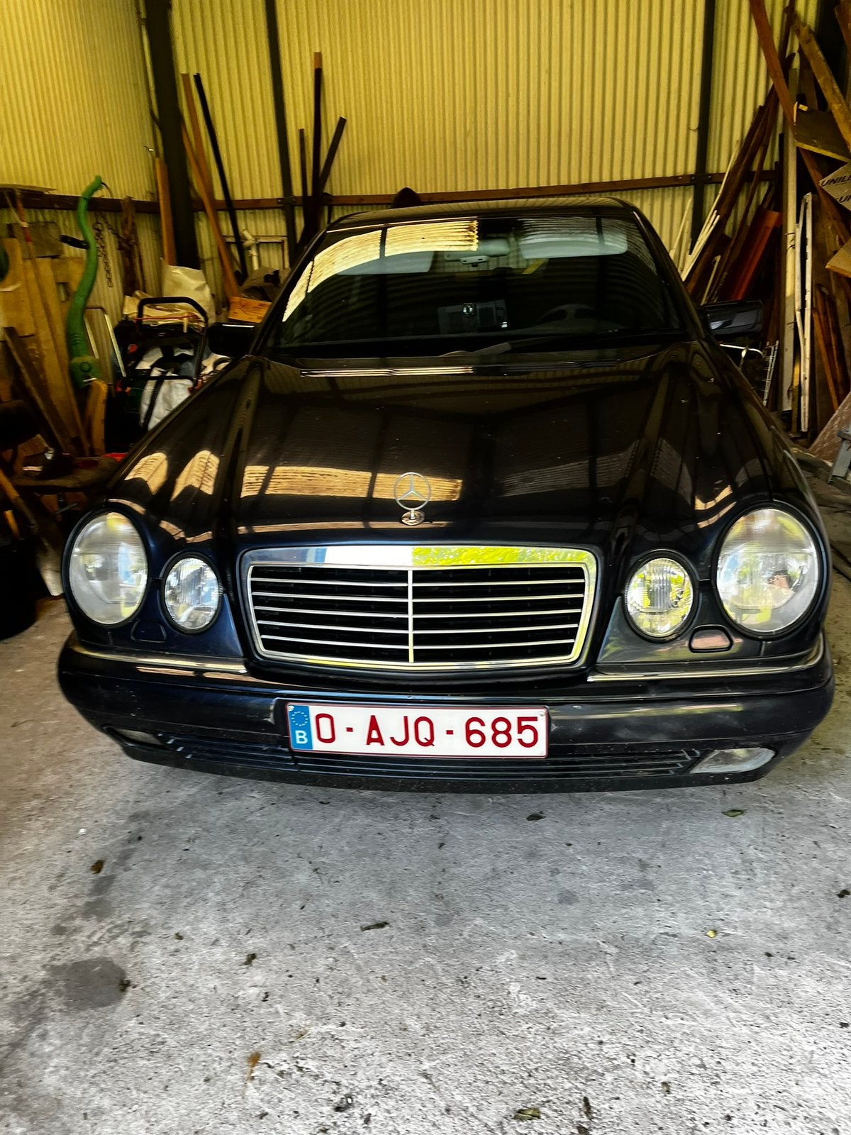 Magnifique Oldtimer mercedes E230 de 1986 et 67000 Kms, Autos, Oldtimers & Ancêtres, Particulier, Mercedes-Benz, Essence, Berline