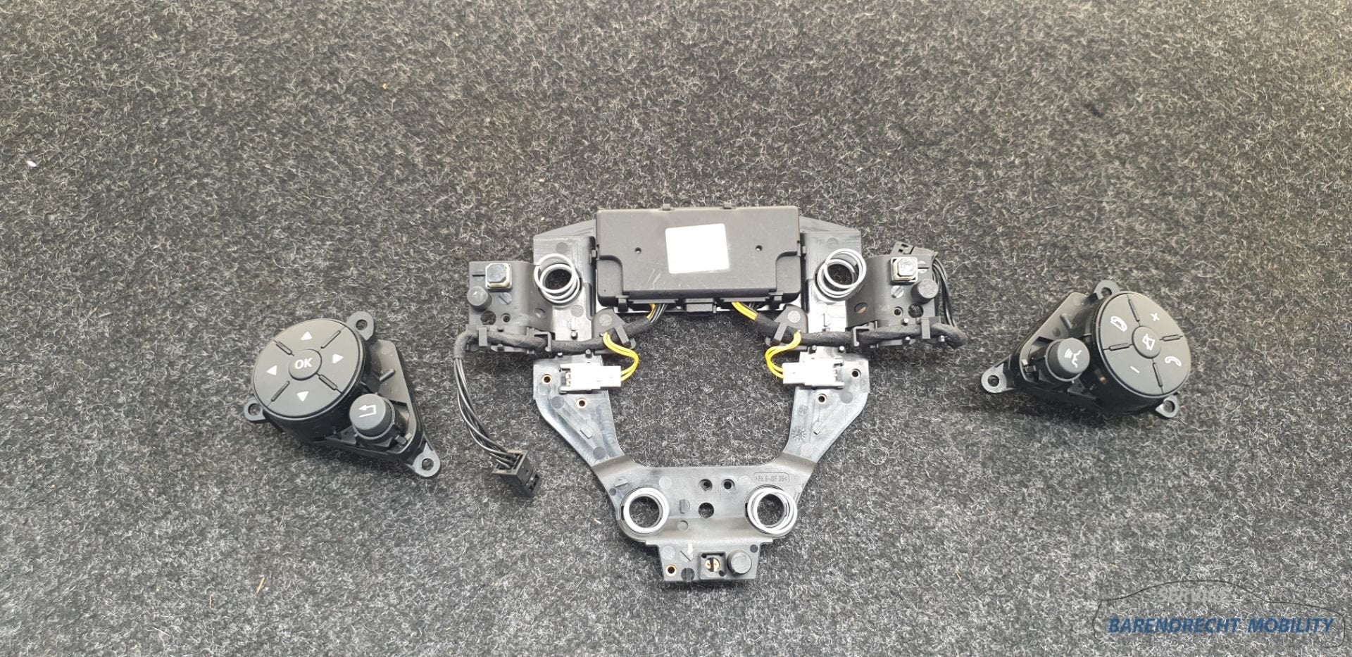 Interrupteurs de commande au volant W204 Classe C Mercedes 2, Mercedes-Benz AG, Mercedes-Benz, Utilisé, Mercedesstrasse 120
70372  Stuttgart, DE