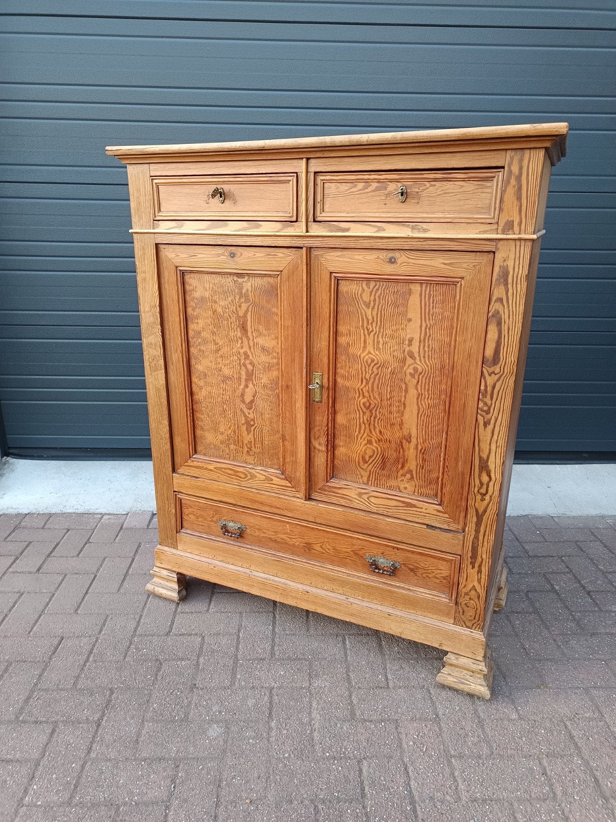Oude Meidekast in Pitchpine hout, Ophalen