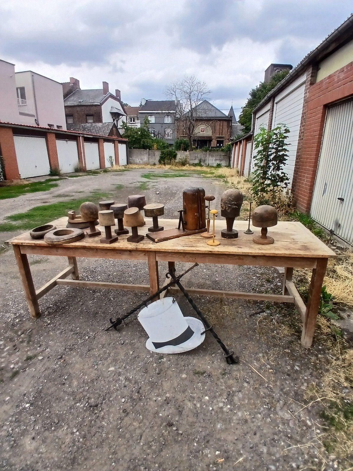 forme a chapeau table metier chapelier, Enlèvement