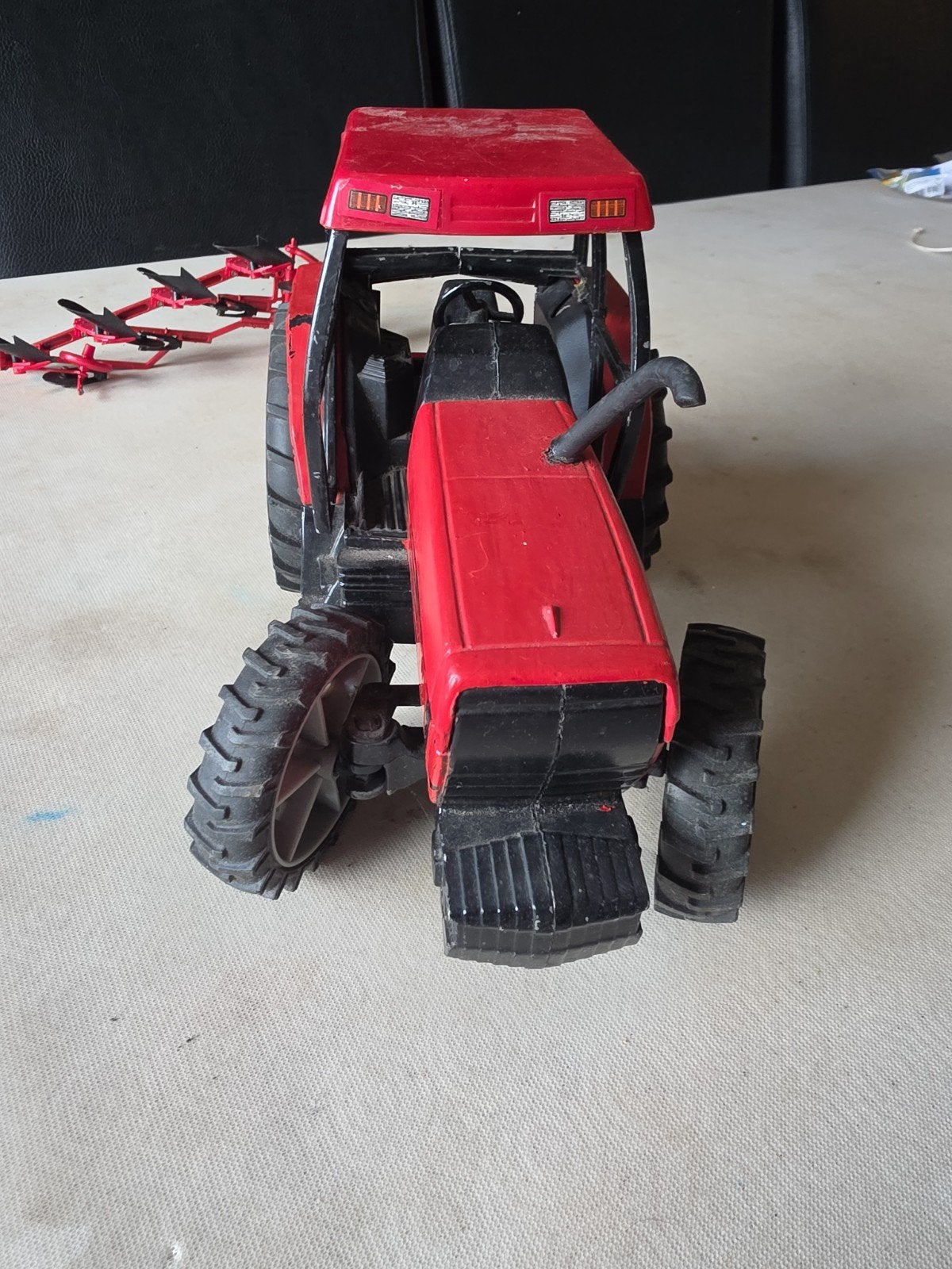 Britains 1:16 Amerikaanse tractor met fronthef en tank, Ophalen