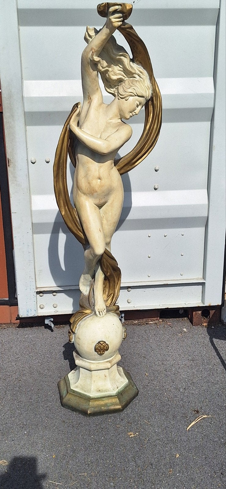 grande statue resine, Enlèvement