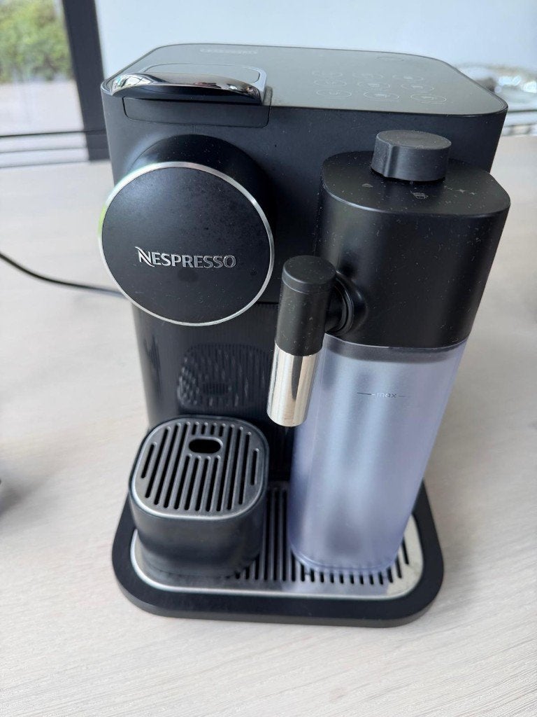 Recettes de machine à café Nespresso avec lait, Réservoir d'eau amovible, Enlèvement ou Envoi, Dosettes et capsules de café, Comme neuf