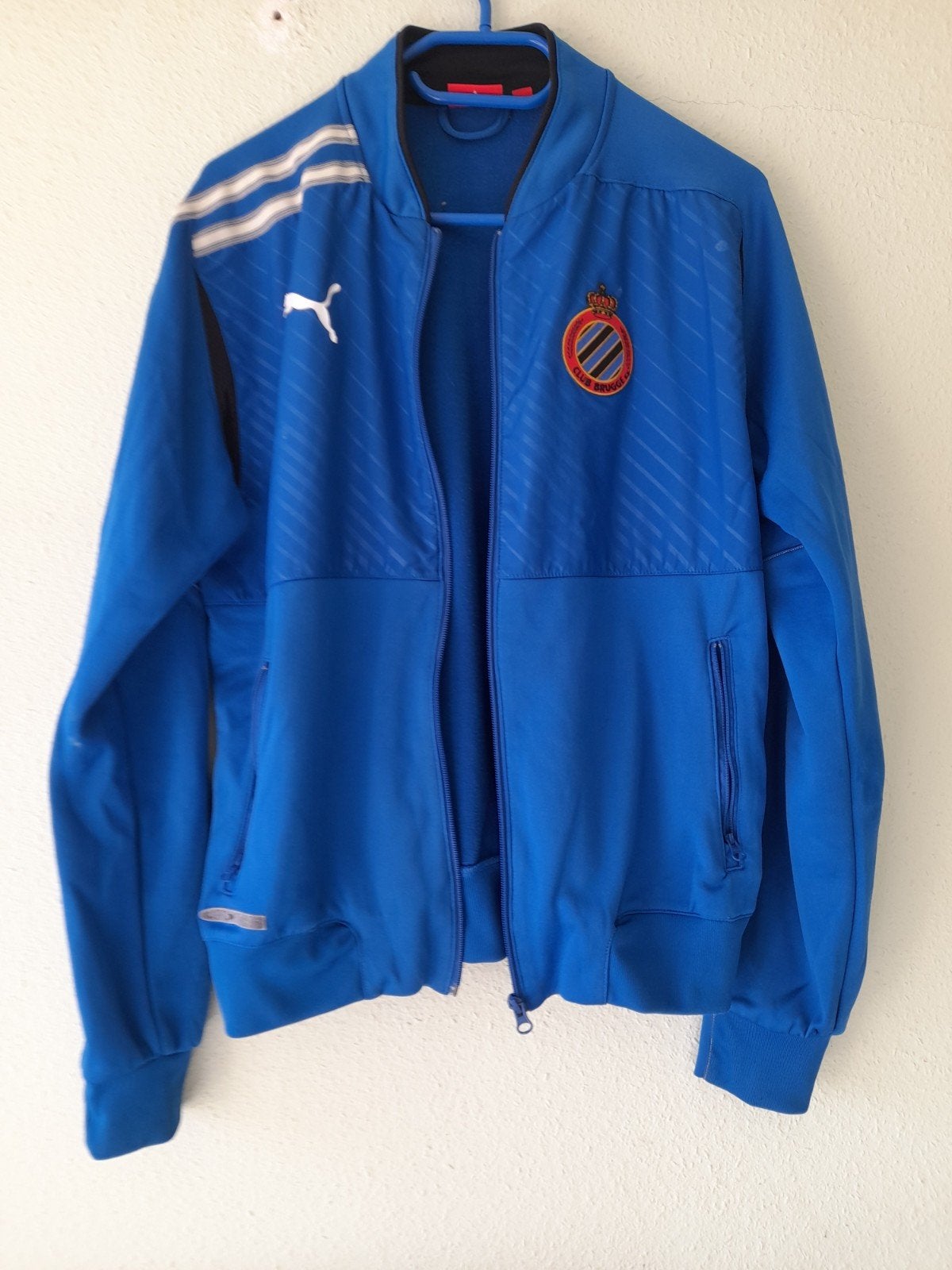 Een voetbal jacket is van het merk puma en nooit veel gedrag, Ophalen, Gebruikt