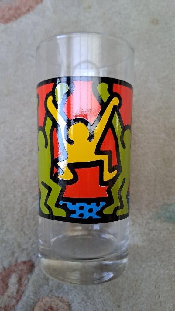 Keith Haring glas, Ophalen