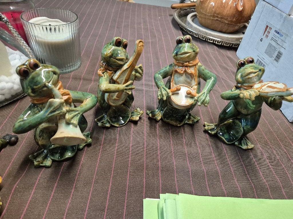 Grenouilles en porcelaine, Enlèvement