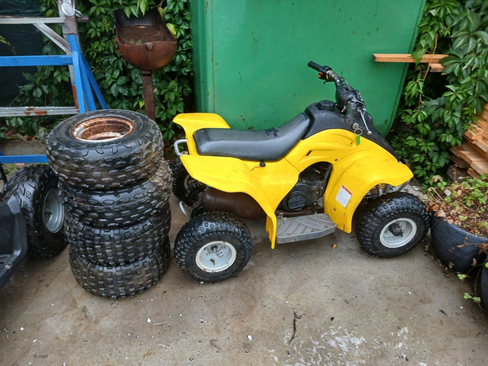quad hyonsong et hytrack.a redémarrer, Motos