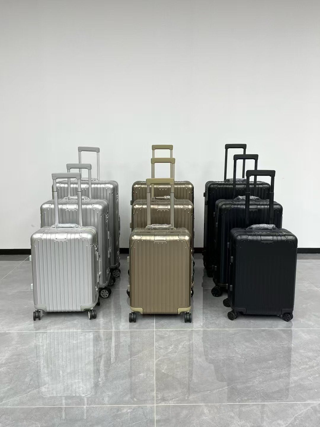 Valise en aluminium RIMOWA - Argent - Grand et petit baga, Bijoux, Sacs & Beauté, Enlèvement ou Envoi, Neuf, Autres matériaux