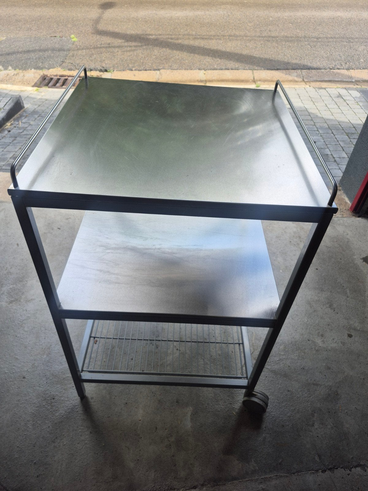 Table desserte professionnelle en inox sur roulettes, Enlèvement, Utilisé