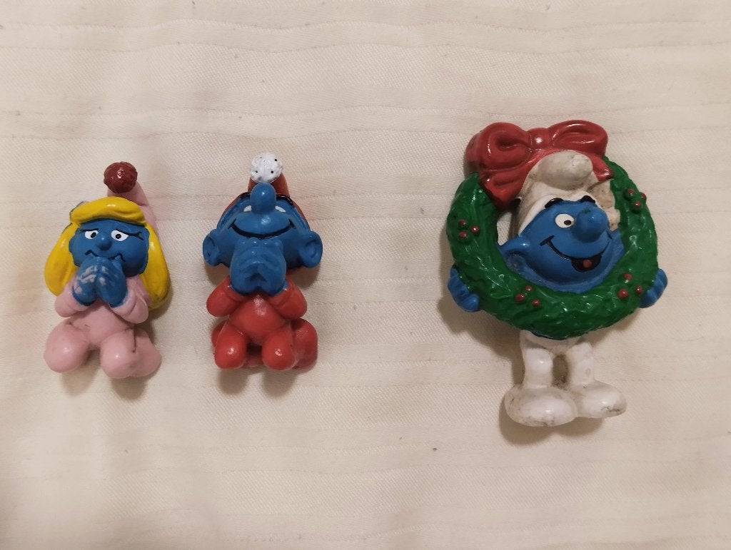 zeldzame smurfen kerst : biddende en met kerstkrans, Collections, Enlèvement ou Envoi, Utilisé, Différents Schtroumpfs, Poupée, Figurine ou Peluche
