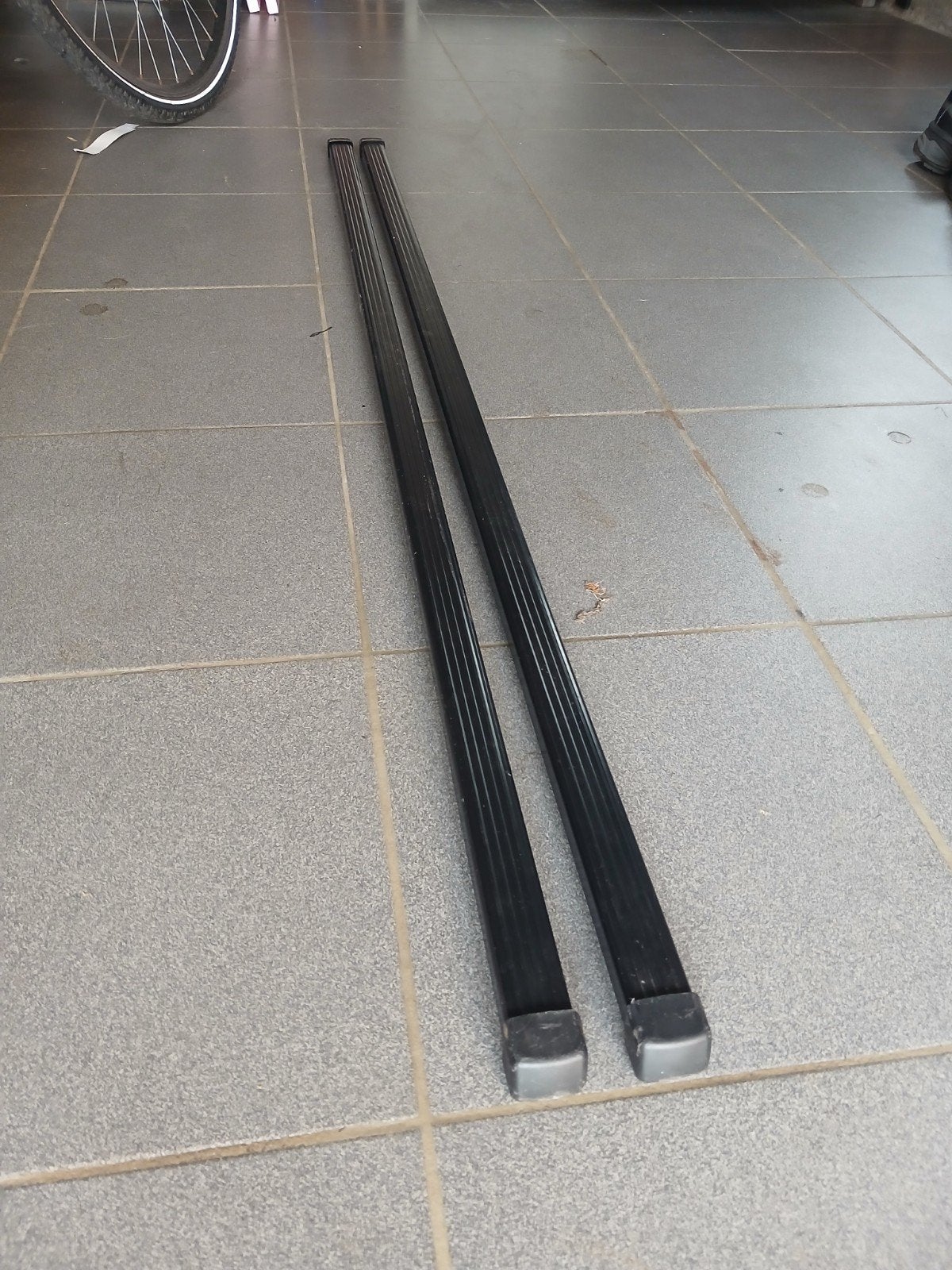 Thule draadstangen 135 cm, Auto diversen, Ophalen