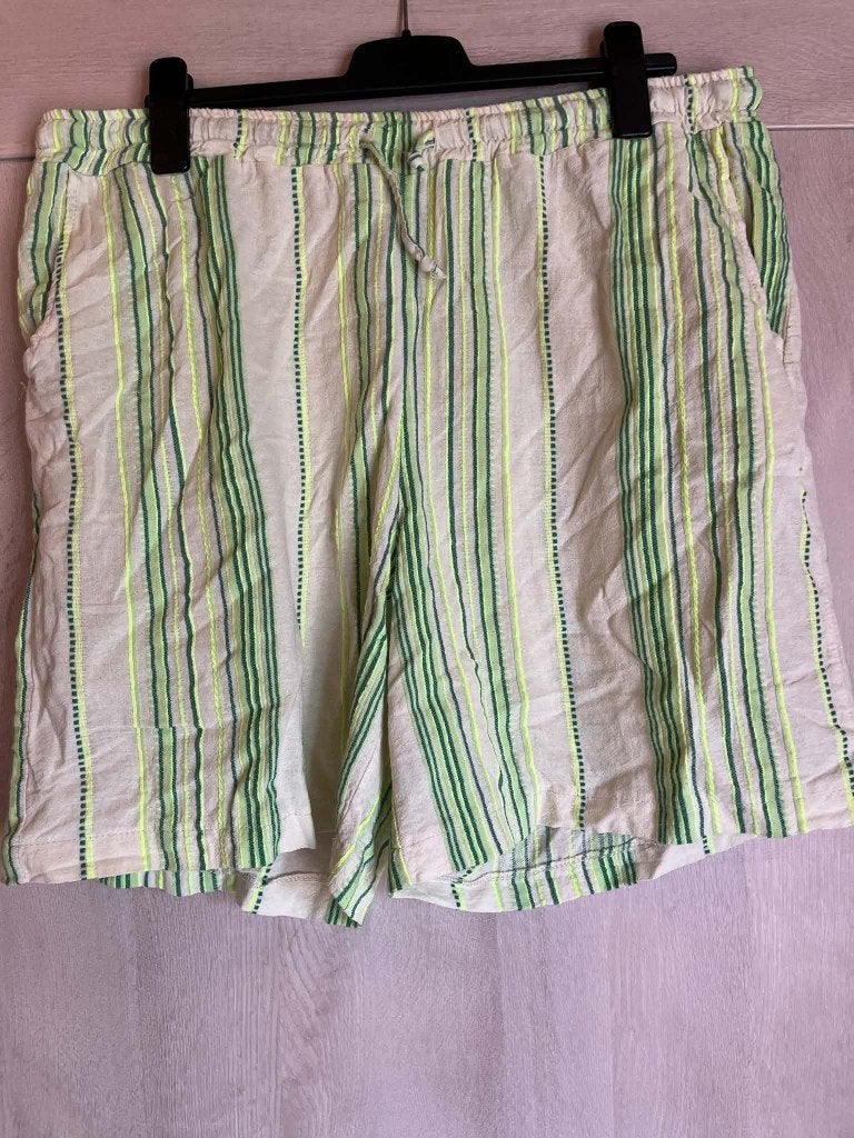 short groen creme paprika 48 als nieuw, Enlèvement ou Envoi, Comme neuf, Vert, Pantalon ou Jeans