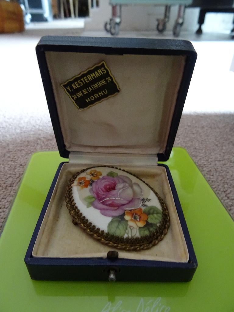 Broche ovale en porcelaine de Limoges 1946., Enlèvement ou Envoi