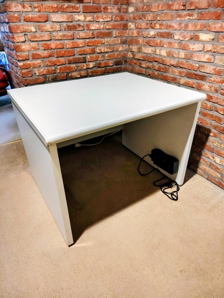 Degelijk Bulo bureau - compact en kwalitatief, Huis en Inrichting, Bureaus, Ophalen