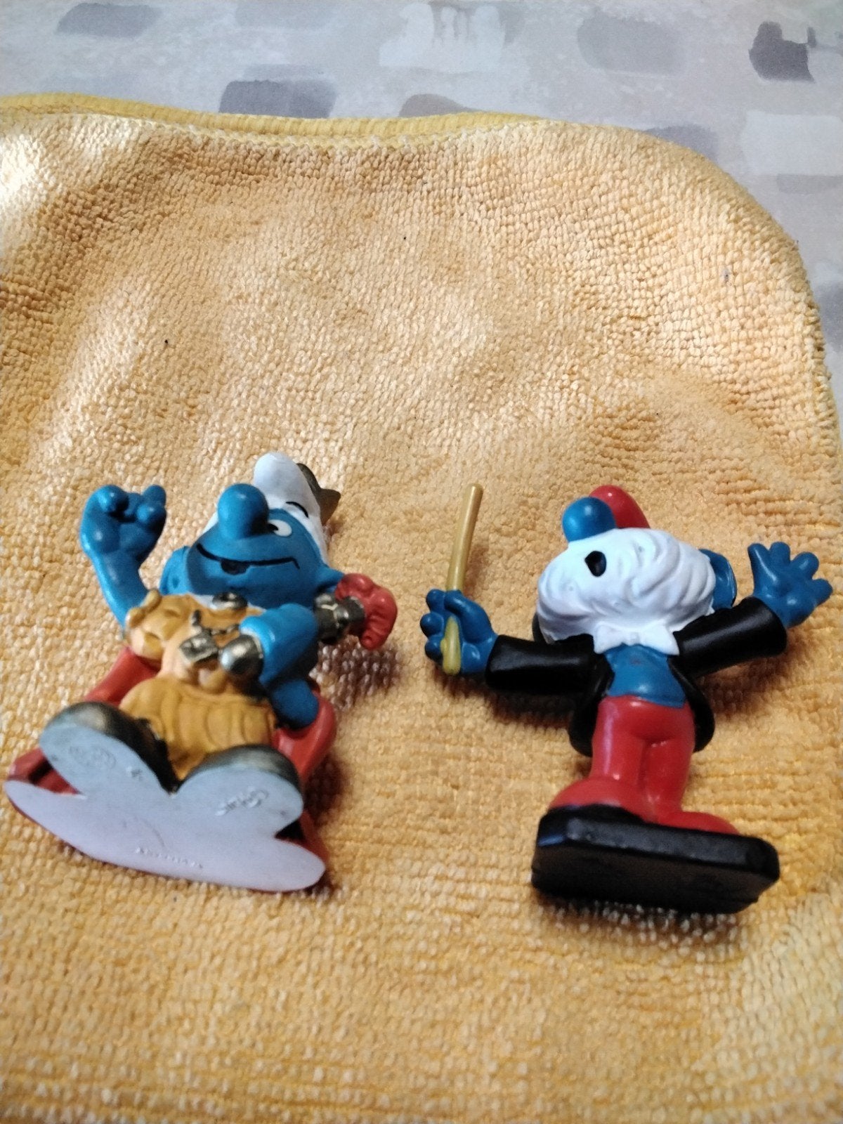 2 surfen dirigent smurf en koning smurf, Verzamelen, Smurfen, Ophalen