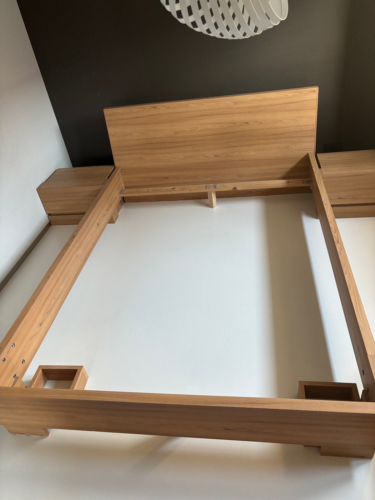 Bedframe 160x220cm + bijhorende nachttafels met lade, Ophalen, Gebruikt, Bruin, Tweepersoons