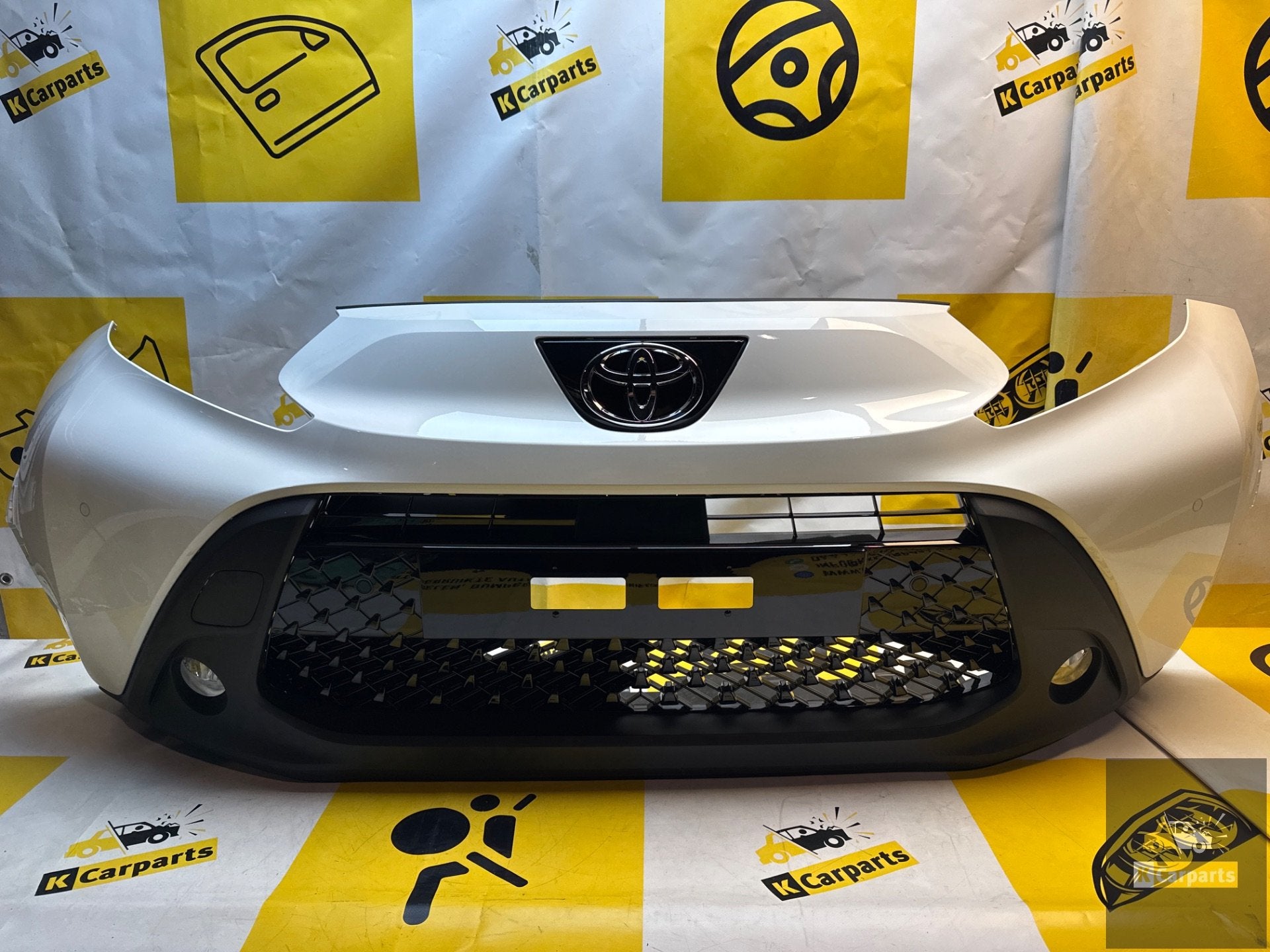 Toyota Aygo X Voorbumper origineel Compleet Nieuw! Met pdc, Info@fabrikant.eu, Toyota, Bumper, Fabrikant BV