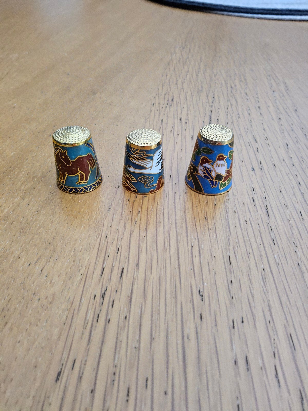 dès métal cloisonné, Enlèvement