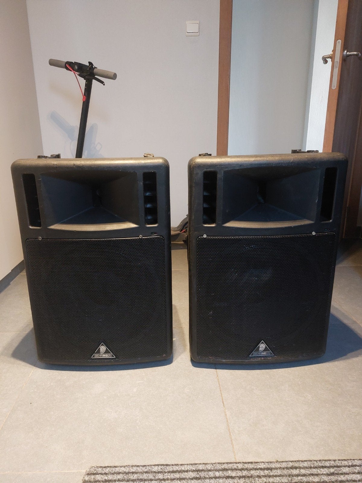 2 x behringer ultrawave b300 actief, Ophalen, Gebruikt, 120 watt of meer