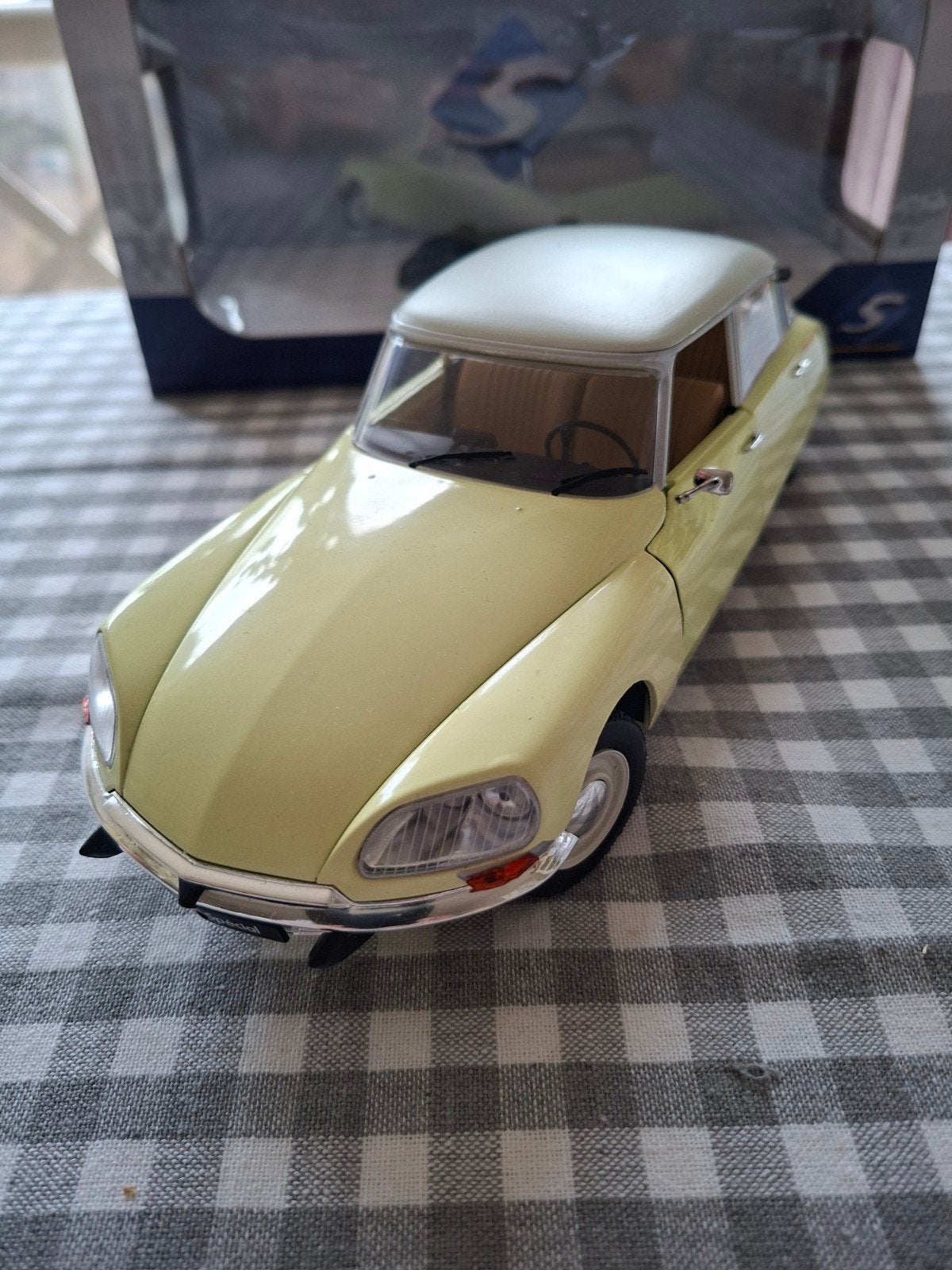 Citroën DS  1/18, Hobby en Vrije tijd, Modelauto's | 1:18, Ophalen, Solido