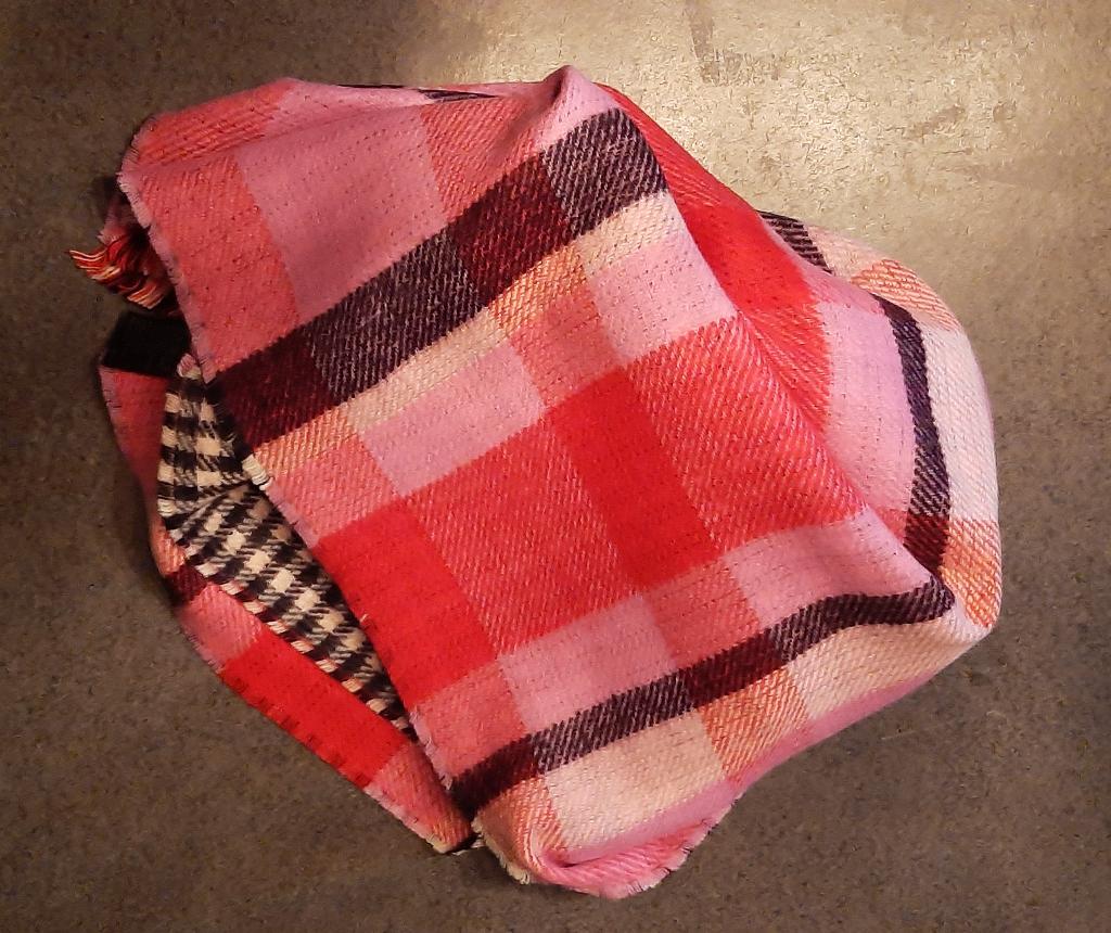 Te koop: Nieuw!!! Mooie geweven sjaal met pied-de poule., Kleding | Dames, Mutsen, Sjaals en Handschoenen, Ophalen, Nieuw, Sjaal