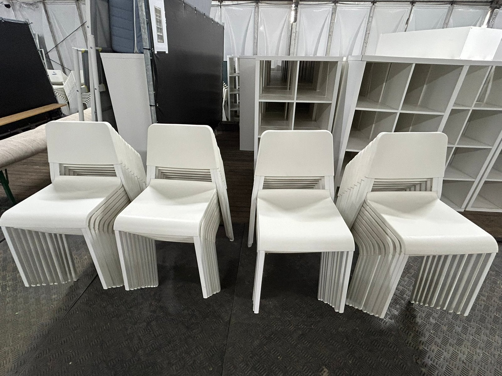 40 stapelbare witte stoelen, Ophalen, Zo goed als nieuw